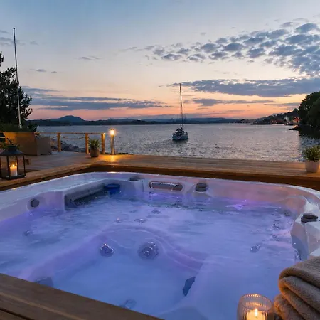 Big Waterfront - Sauna & - Near Bergen - Sleeps 18